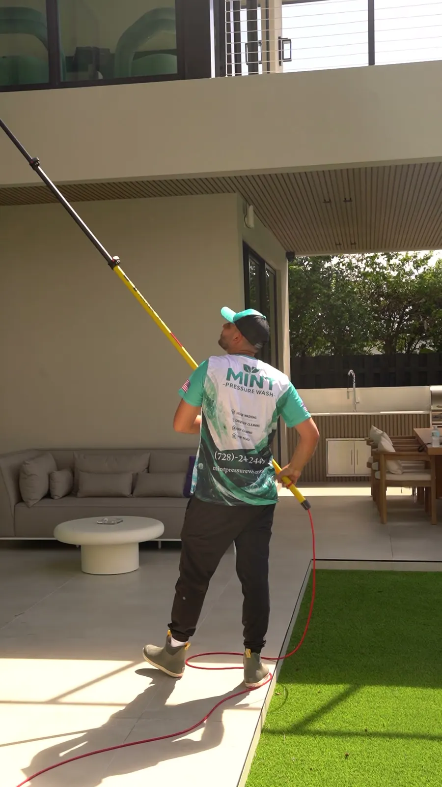 Window cleaning with a water-fed pole